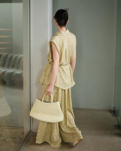 طقم بنطلون مع قميص مزهر