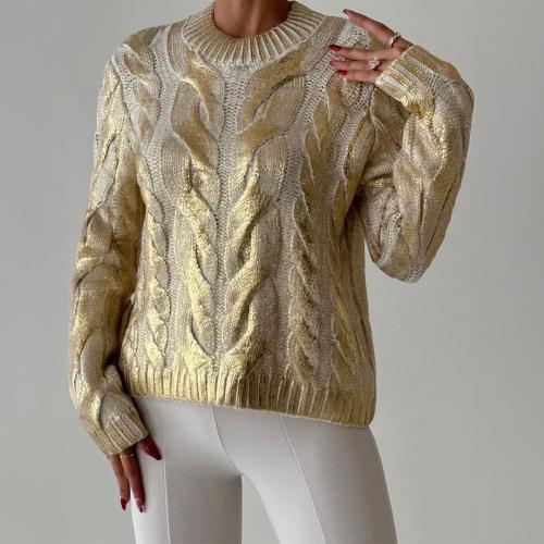 بلوزة بيضاء صوف مع اللون الذهبي