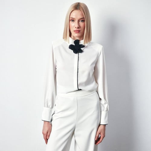 قميص ابيض بوردة سوداء على الرقبة