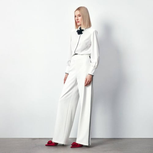 قميص ابيض بوردة سوداء على الرقبة