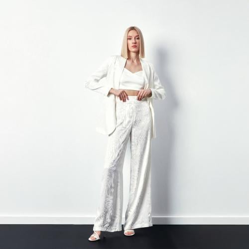 طقم رسمي بنطلون مع جاكيت ابيض لماع