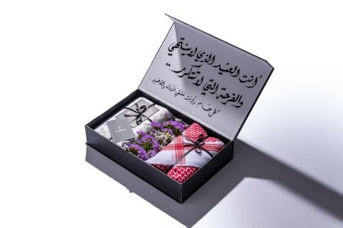 بكس إهداء شماغ+قماش+تغليف ورد