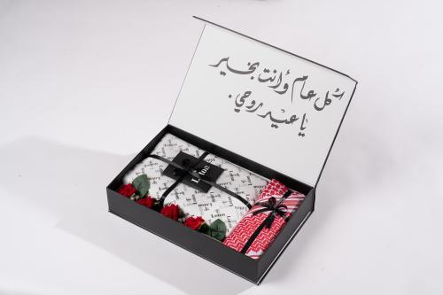 بكس إهداء شماغ+قماش+تغليف ورد