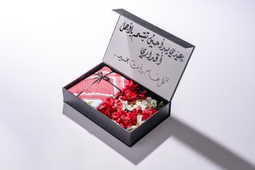 بكس إهداء شماغ+تغليف ورد