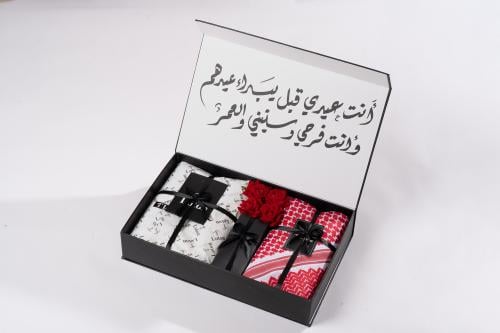 بكس إهداء شماغ+قماش+عطر+تغليف ورد