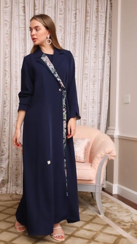 عباية كحلي بطبقات ورد ملونة