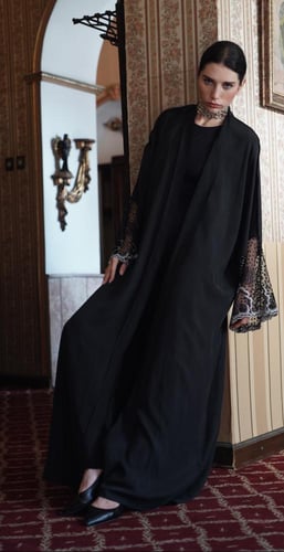 بشت اسود مع اكمام دانتيل اسود وفضي