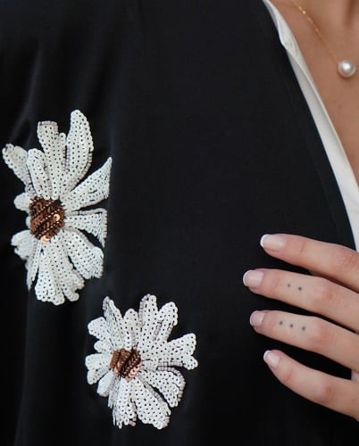 عباية مطرزة بالورود