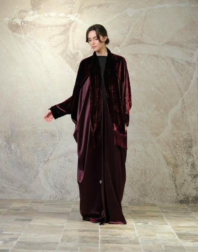 عباية بشت – مخمل حريري ياباني عنابي مع حرير ياباني