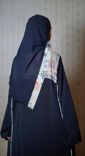 عباية كحلي مزينة بنمط البيزلي