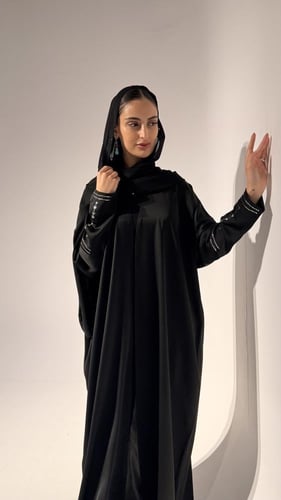 عبايه حرير بأكمام بتطريز النقدة من قصب الفضة