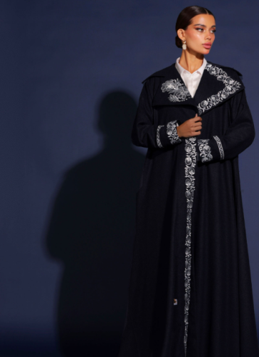 عباية جوخ باللون الأسود المطرز