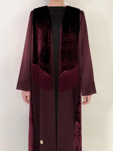 ‎عباية اي لاين -مخمل حريري عنابي مع حرير ياباني —...