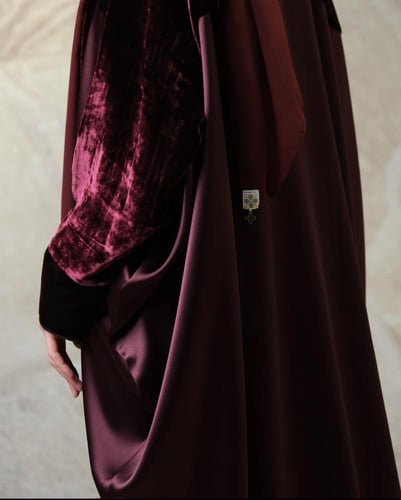 عباية بشت – مخمل حريري ياباني عنابي مع حرير ياباني