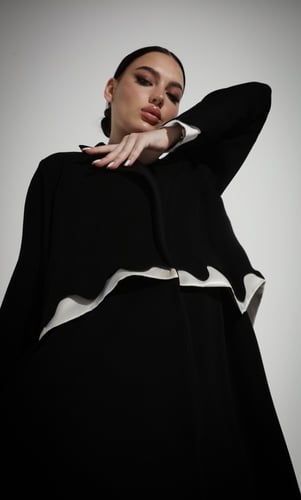 عباية كريب أسود بتفاصيل بيضاء