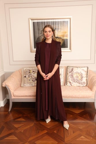 عباية كريب عنابي بتفاصيل دانتيل