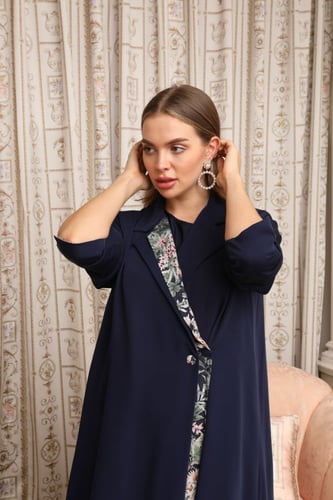 عباية كحلي بطبقات ورد ملونة