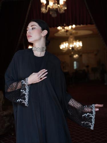 بشت اسود مع اكمام دانتيل اسود وفضي