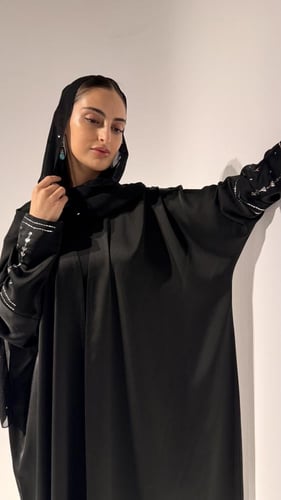 عبايه حرير بأكمام بتطريز النقدة من قصب الفضة