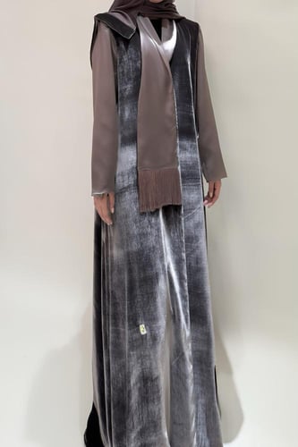 عبايه اي لاين -مخمل حريري فرنسي رمادي مع حرير