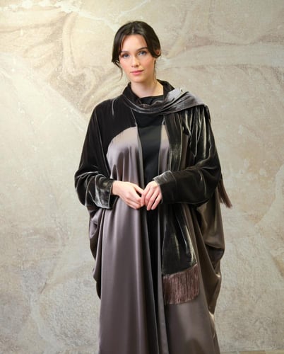 عباية بشت – مخمل فرنسي رمادي مع حرير ياباني