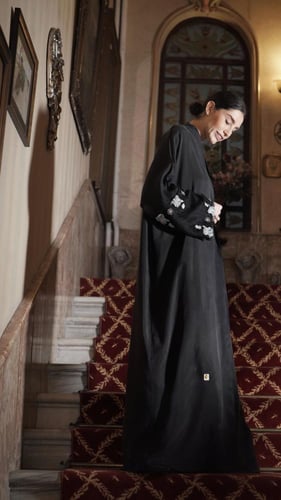 بشت اسود مع اكمام دانتيل اسود وازرق