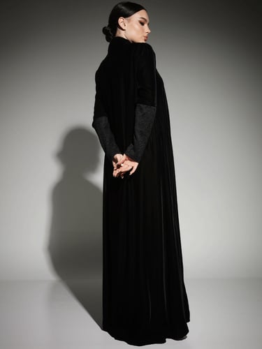 عباية مخملية مع أكمام دانتيل