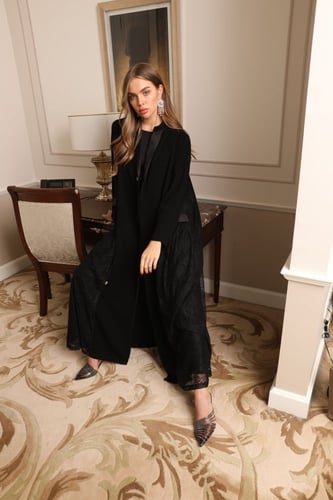 عباية كريب سوداء بتفاصيل دانتيل