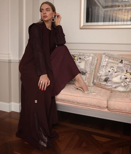 عباية كريب عنابي بتفاصيل دانتيل