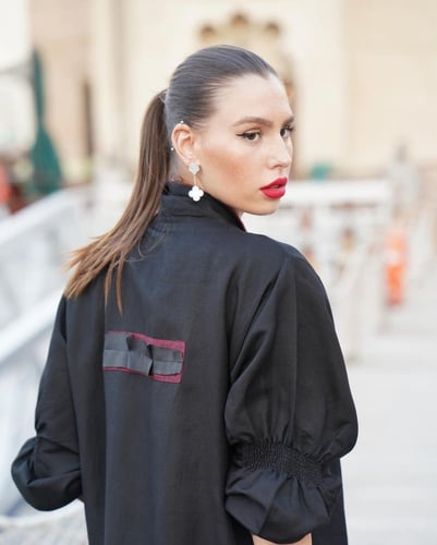 عبايه سوداء بستايل جاكيت