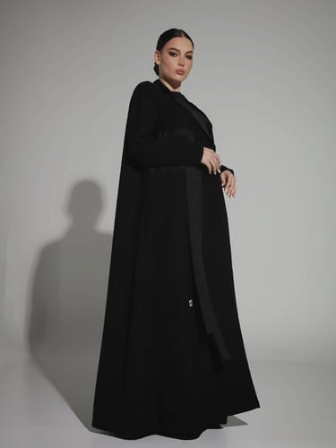 عباية سوداء بشرائط انسيابية