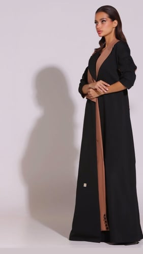 عباية سوداء مع تفاصيل لون جملي و اسود