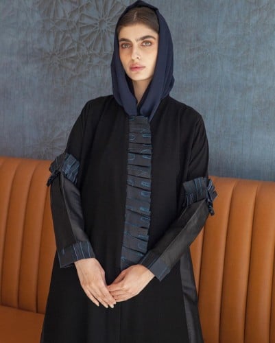 عباية كريب سوداء بتفاصيل من التفتا