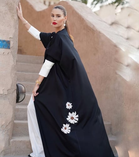 عباية مطرزة بالورود