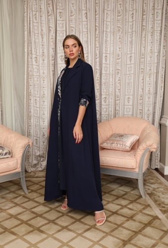 عباية كحلي بطبقات ورد ملونة