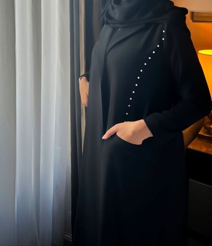 عباية سوداء مزينة باللؤلؤ (R)