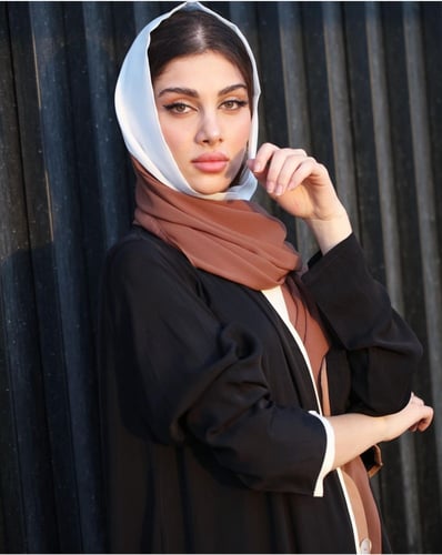 عباية من الحرير الياباني مع تفاصيل الرافلز (R)