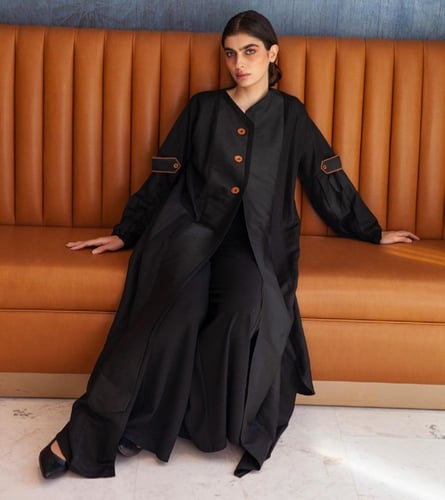 عباية من الكتان الأسود الخالص والتفتا بأزرار خشبية
