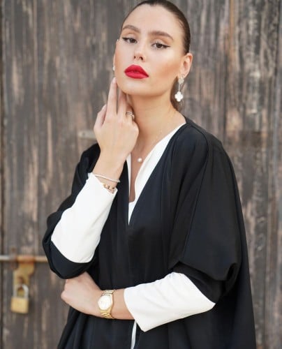 عباية مطرزة بالورود