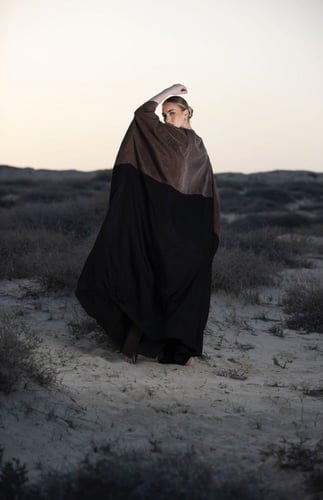 عباية من الحرير بلون مغاير