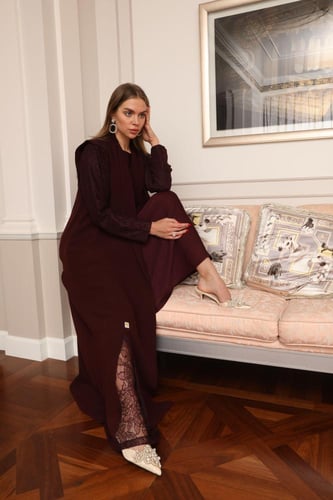 عباية كريب عنابي بتفاصيل دانتيل