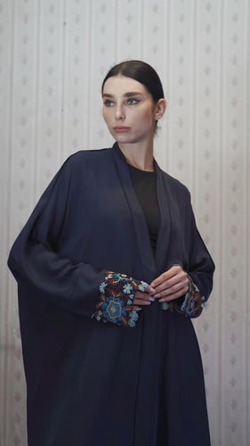 بشت كحلي مع جوبير فرنسي بني و تفاصيل سوداء