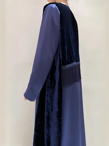 ‎عباية اي لاين -مخمل حريري كحلي مع حرير ياباني — ه...