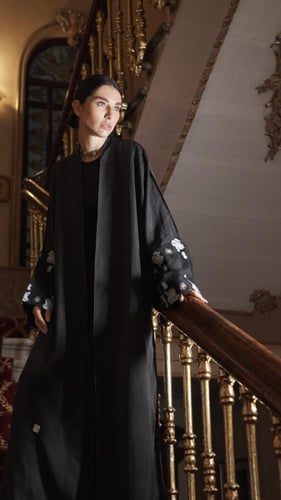 بشت اسود مع اكمام دانتيل اسود وازرق