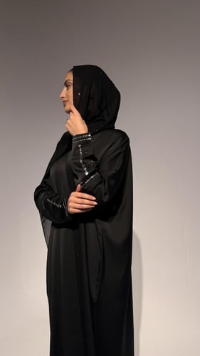 عبايه حرير بأكمام بتطريز النقدة من قصب الفضة