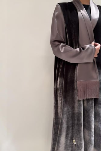 عبايه اي لاين -مخمل حريري فرنسي رمادي مع حرير