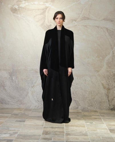 عباية بشت – مخمل حريري أسود مع حرير ياباني