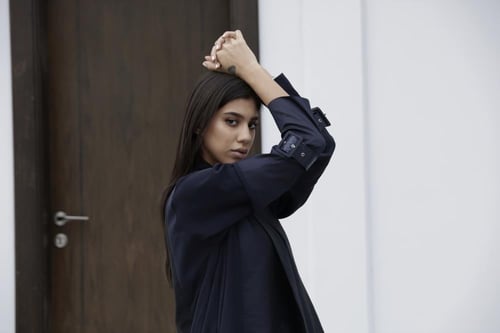 عبايه كحلي بحزام في الاكمام