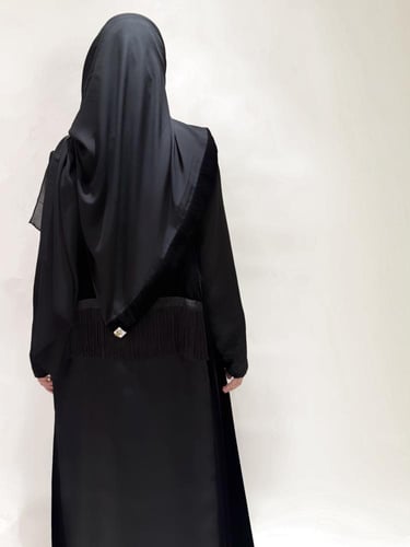 ‎عباية اي لاين -مخمل اسود مع حرير ياباني — هدب