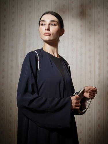 عباية كحلي مزينة بنمط البيزلي